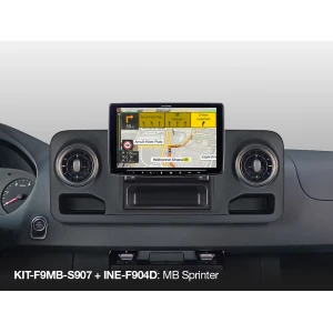 Alpine INE-F904DC navigacijski sistem in multimedijski predvajalnik v vozilu.
