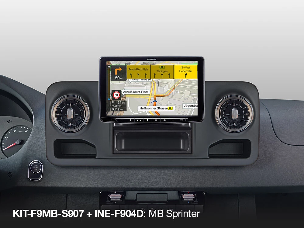 Alpine INE-F904DC navigacijski sistem in multimedijski predvajalnik v vozilu.