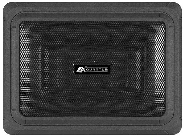 Močan Quantum subwoofer za avtozvočenje z robustnim ohišjem.