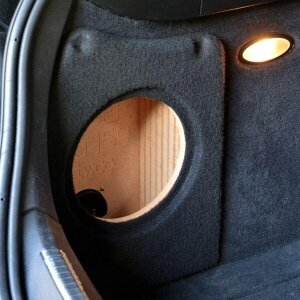 Ohišje za subwoofer za Alfa 159, prilagojeno za optimalno zvočno zmogljivost.
