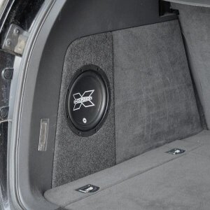 Ohišje subwooferja za VW Touareg 2002-2010, idealno za izboljšanje zvoka v vozilu.