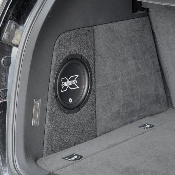 Ohišje subwooferja za VW Touareg 2002-2010, idealno za izboljšanje zvoka v vozilu.