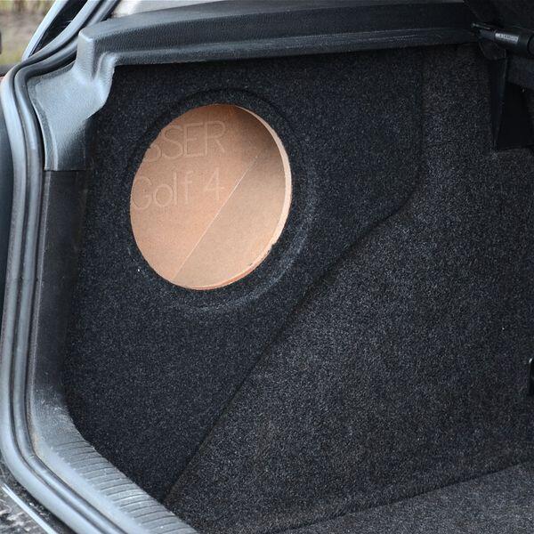 Ohišje za subwoofer v prtljažniku VW Golf 4, optimalna akustika.