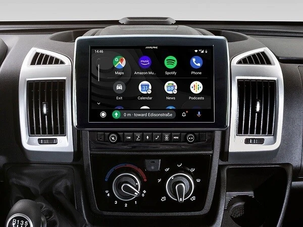 Alpine X903D-DU8 navigacijski sistem z multimedijskim predvajalnikom za avto.