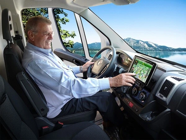 Alpine X903D-DU8 navigacijski sistem in multimedijski predvajalnik v vozilu.