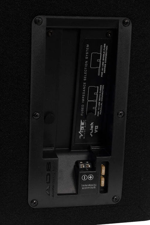 Aktivni subwoofer Vibe SLICKV12A-V2 v ohišju za močno bass zvok in enostavno namestitev.