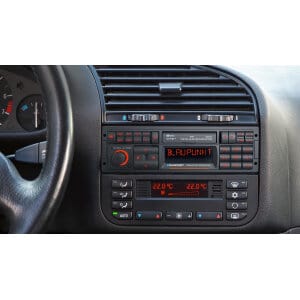 Avtoradio Blaupunkt Frankfurt RCM 82 DAB za avtomobile, z DAB radijskim sprejemnikom in modernimi fu.