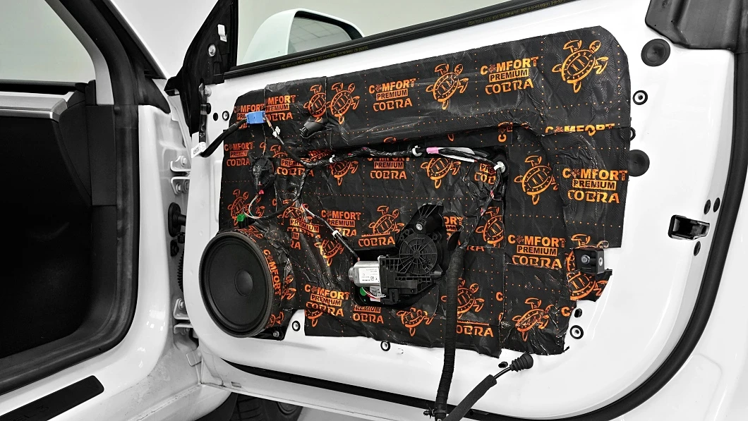 Izolacijski material Comfort Mat COBRA 2,3 mm za izboljšano zvočno in toplotno izolacijo v vozilih.