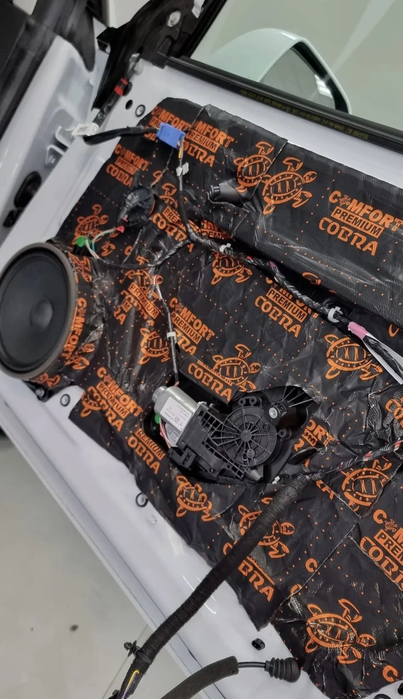 Izolacijski material Comfort Mat Cobra 2,3 mm za izboljšano zvočno in toplotno izolacijo v avtomobil.