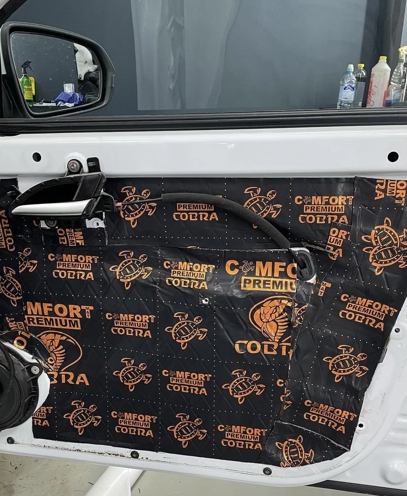 Izolacijski material COBRA za avtomobilske plošče.