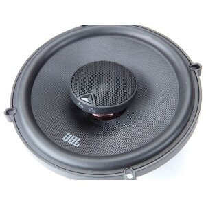 Visokokakovosten avtozvočnik JBL Stadium 62F za globok bass in jasen zvok.