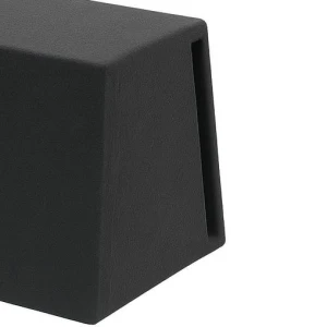 Črn subwoofer spredaj desno kot zobnik rob ogrodja, tiho sence.