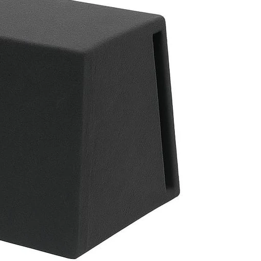 Črn subwoofer spredaj desno kot zobnik rob ogrodja, tiho sence.