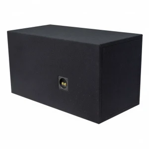Močan subwoofer škatla za avdio sistem z zlomljeno stranico.