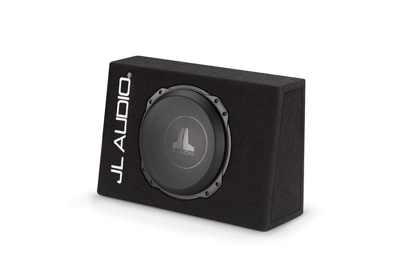 Subwoofer JL Audio CS110TG-TW3 v ohišju za avto z nizko glasnostjo.