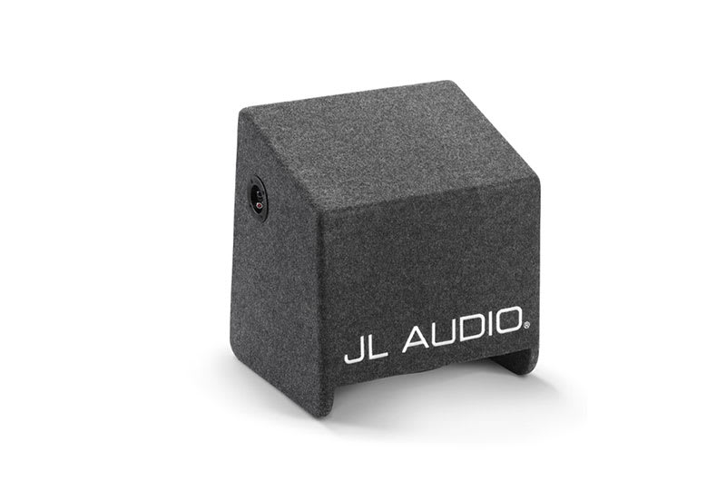 JL Audio subwoofer v ohišju za vrhunski zvok in bass.
