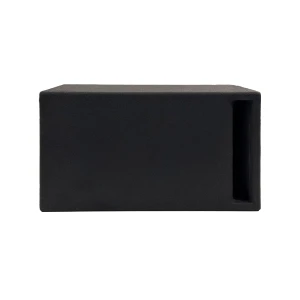 Črna subwoofer enota za avtomobinski zvočnik s poudarjenim portom.