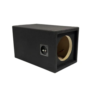 Potpurna subwoofer prostor z zunanjo priključnico za avdio sistem.