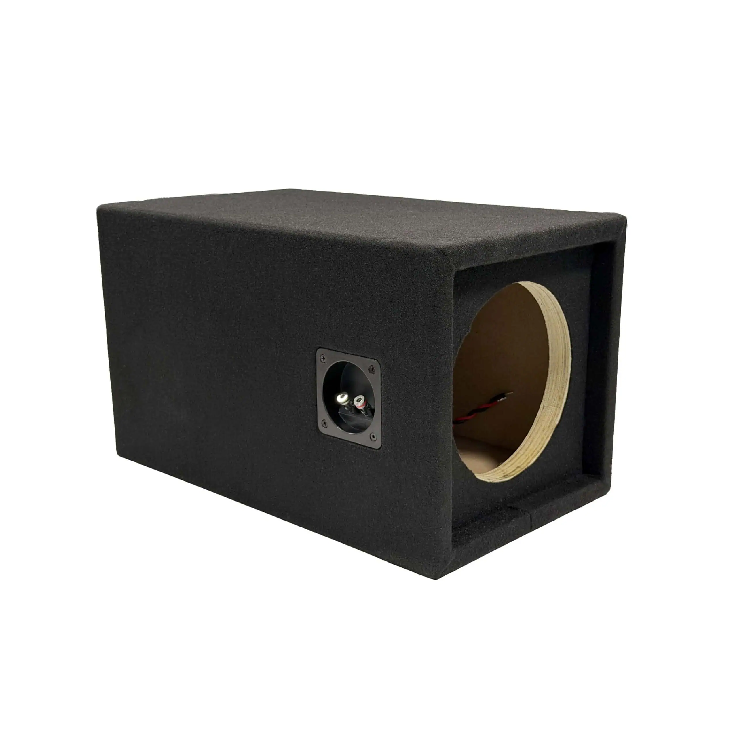 Potpurna subwoofer prostor z zunanjo priključnico za avdio sistem.