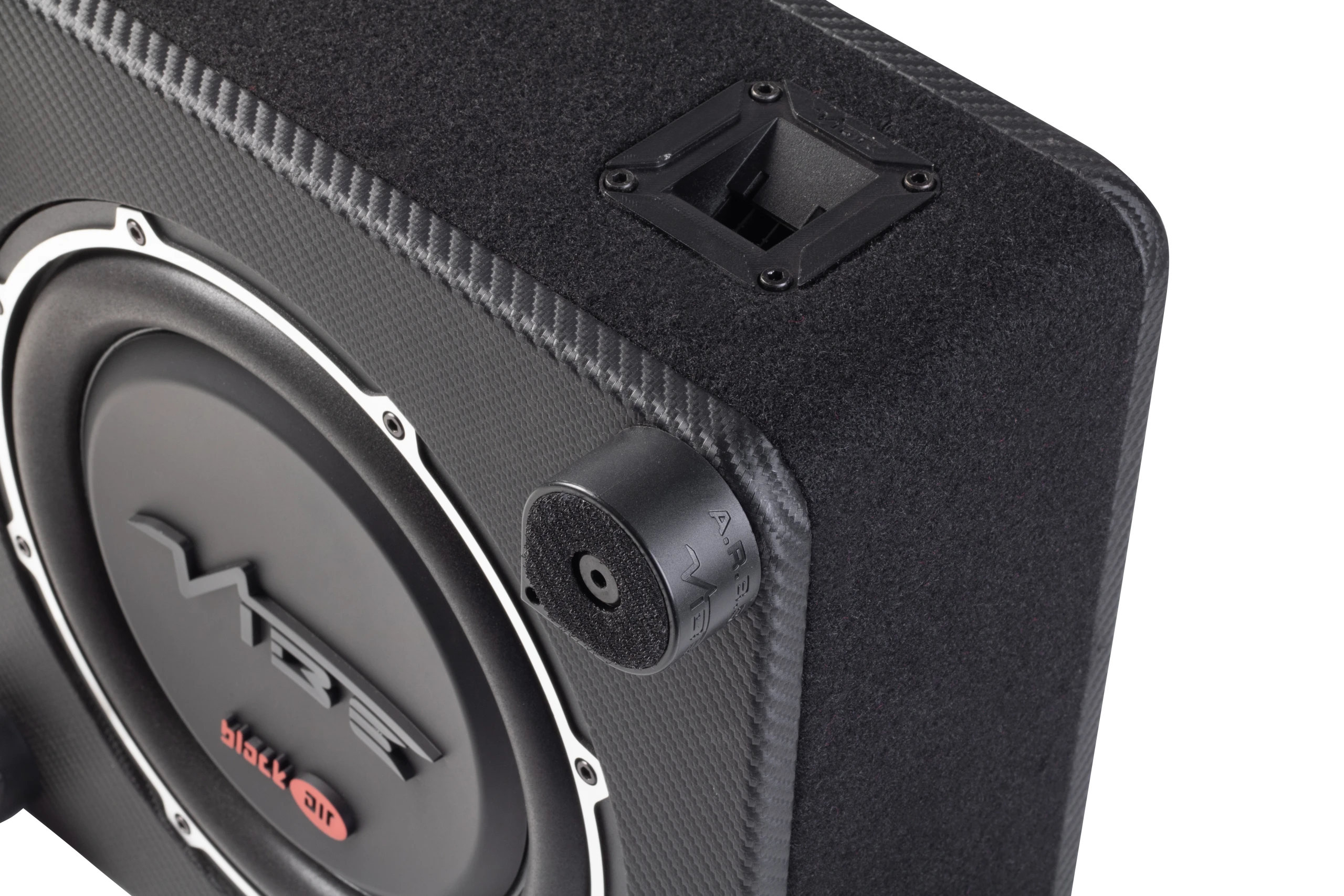 Zvočni subwoofer iz CarAudioEmpire s črno ohišjem in gonilnikom.
