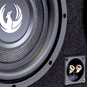 Subwoofer Phoenix Gold ZX210PBSi v ohišju za avto z priključki.