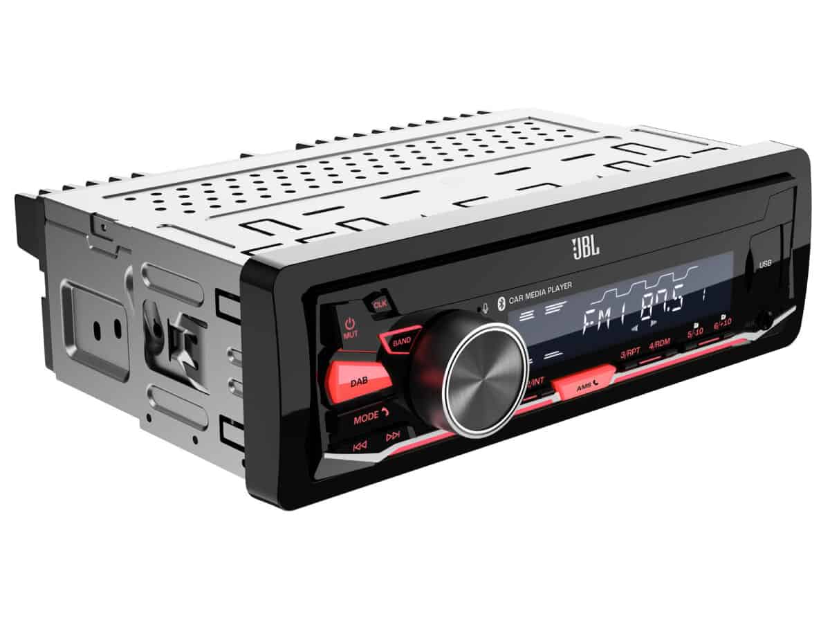 JBL avto avdio predvajalnik z digitalnim zaslonom in nadzornimi gumbi.