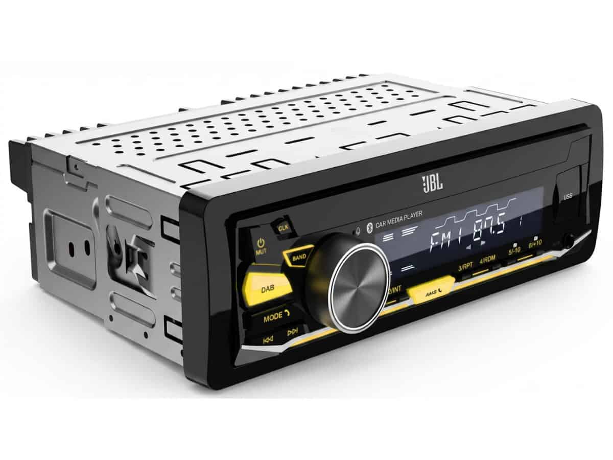JBL avto avdio sistem z digitalnim zaslonom in nadzornimi gumbi.