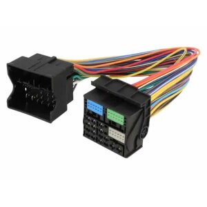 Priključni kabel za avto stereo z več barvnimi žicami in vtiči.
